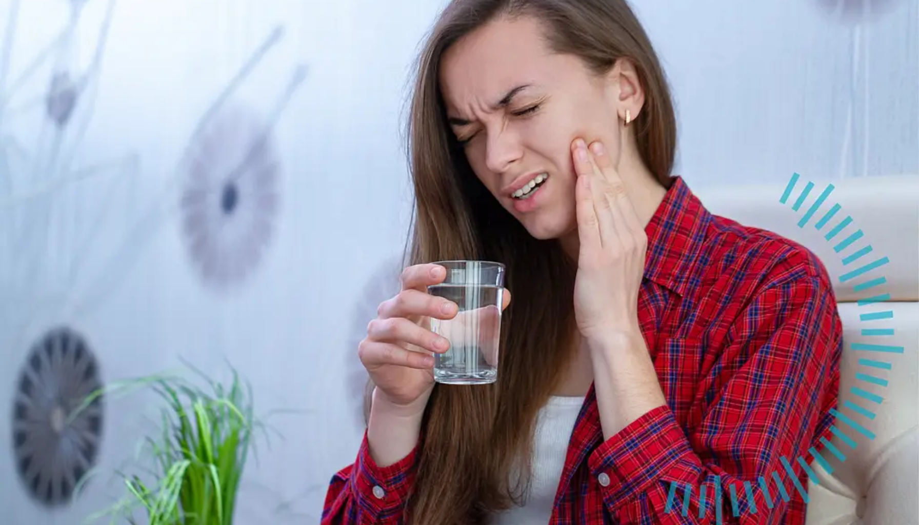 Kvinne opplever tannsensitivitet mens hun drikker kaldt vann, holder kinnet og viser tegn på ubehag i ansiktet."
