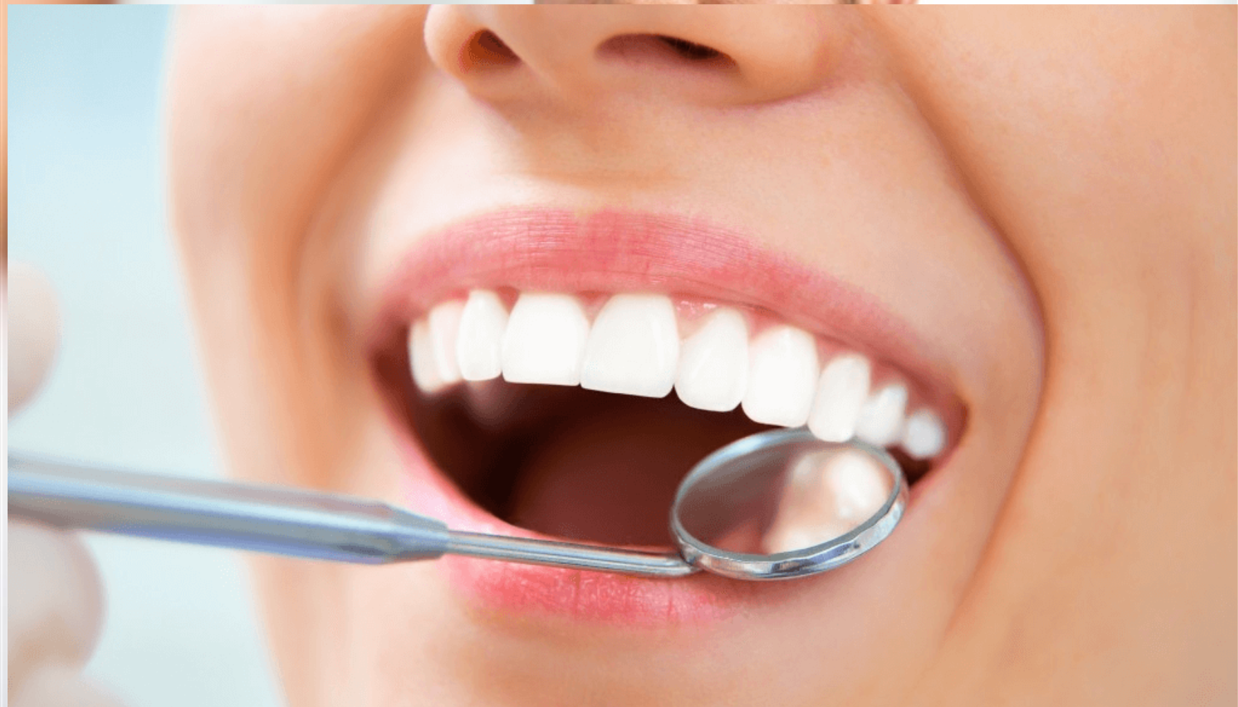 Nærbilde av en person som smiler med hvite tenner mens en tannlege speil brukes til en tannundersøkelse. skyll med vann risiko for syreskader unngå overforbruk av sitrusfrukter sitrusfrukter og sure drikker syreskader på tenner