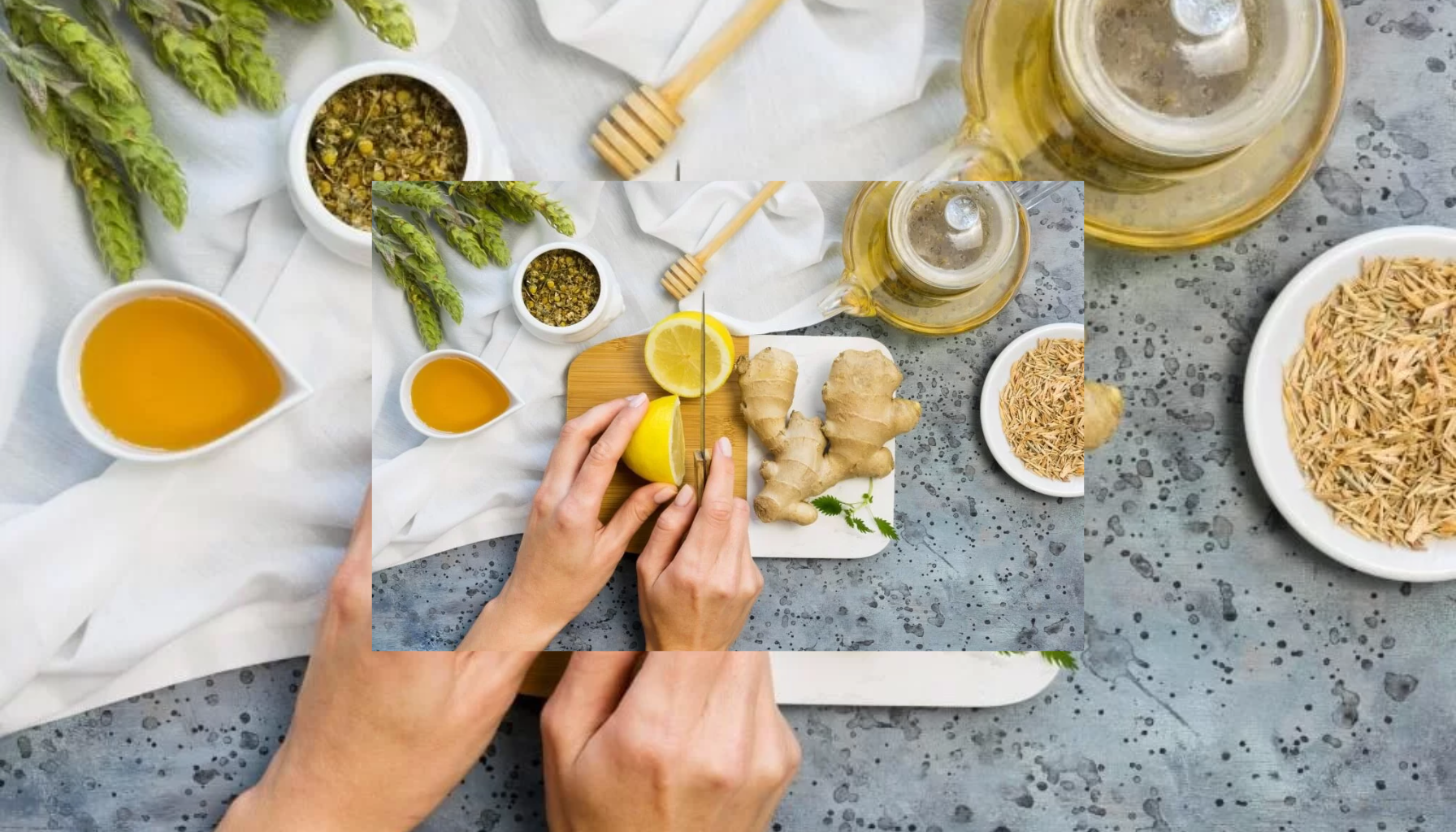 "En person kutter en sitron på et skjærebrett, omgitt av fersk ingefær, honning, urtete og krydder på en rustikk kjøkkenbenk."